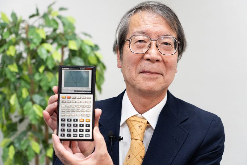 fx-7000G 开发人员 Hiroyuki Yoshino 拥有一款科学计算器。