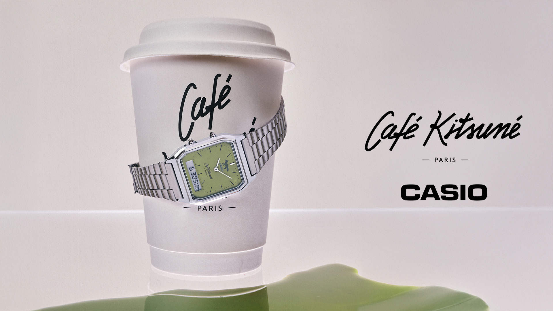 卡西欧(CASIO)与Café Kitsuné联名腕表AQ-230ECK-3A的第三张主视觉图,表带缠绕在纸质咖啡杯上
