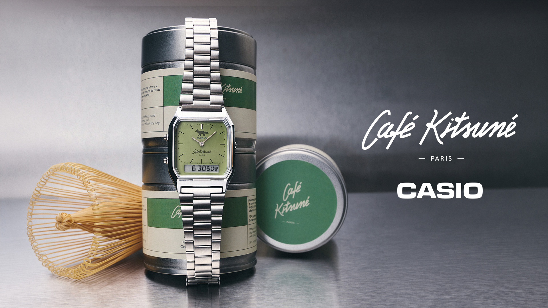 卡西欧(CASIO)与Café Kitsuné联名腕表AQ-230ECK-3A的第二张主视觉图,表带缠绕在抹茶罐上