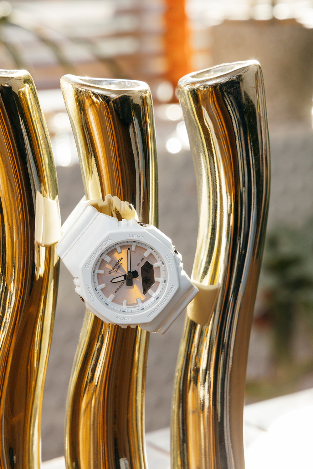 金色物体和 G-SHOCK GMA-P2100PC-7A 的照片