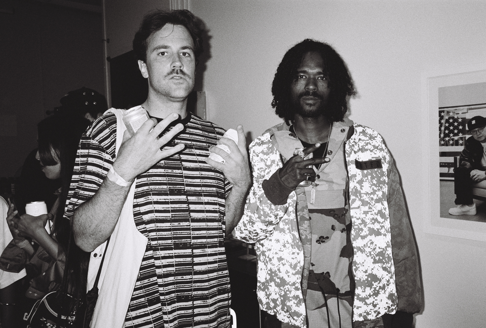  一张两人合影的照片