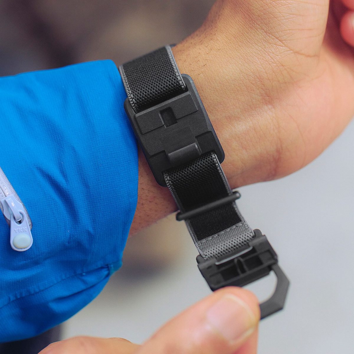 DW-5600MNC-1 单手即可顺畅、牢固地开合表扣 #4