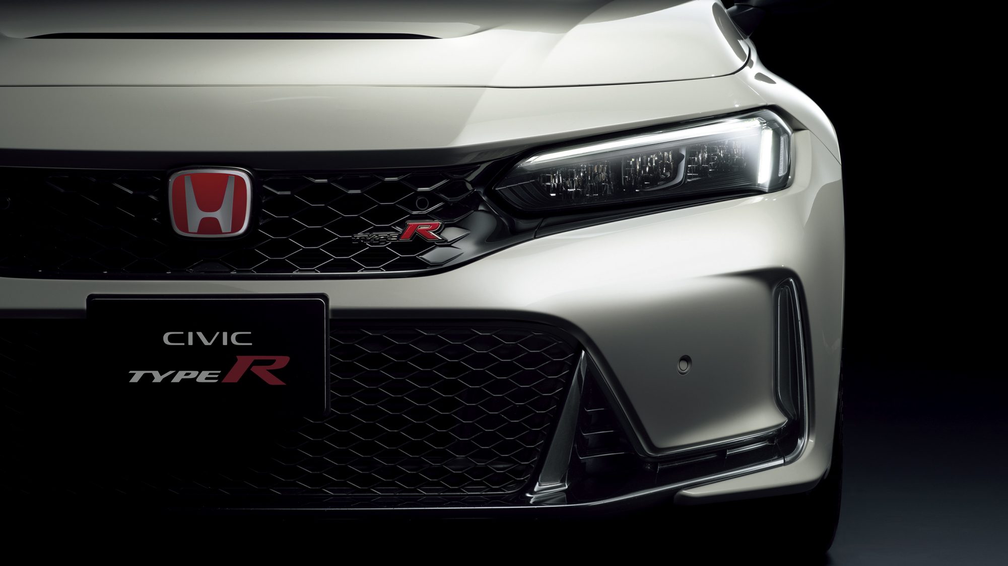 Type R 车型专用的“红色 H”徽章：传承对赛车的热忱