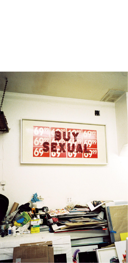 墙上挂着史蒂夫-奥尔森的作品。