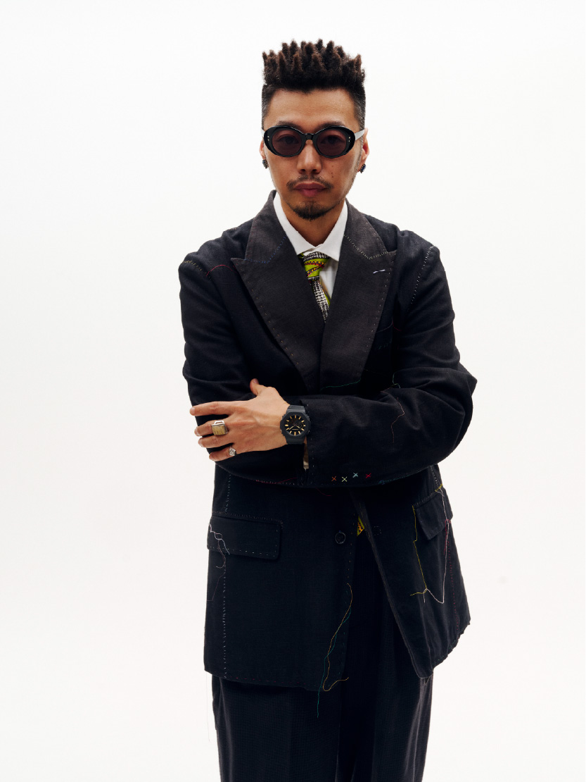 一名男子手腕上戴着一款G-SHOCK GA-2100LXB-1A9手表。