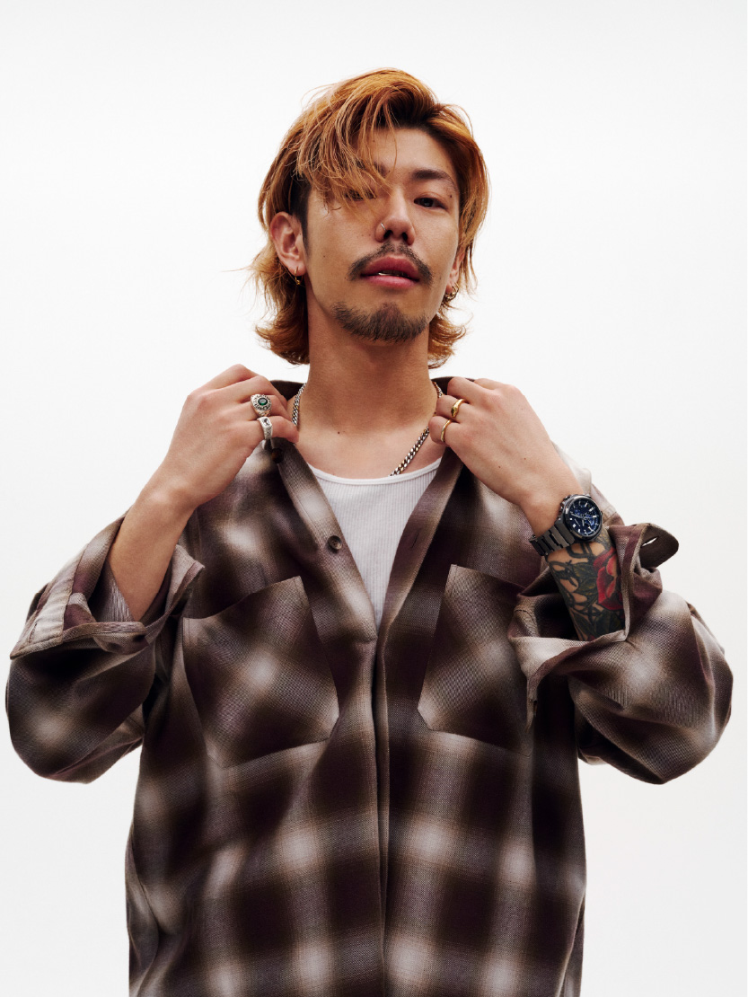 一名男子的手腕上戴着一款G-SHOCK GST-B1000BD-2A手表。