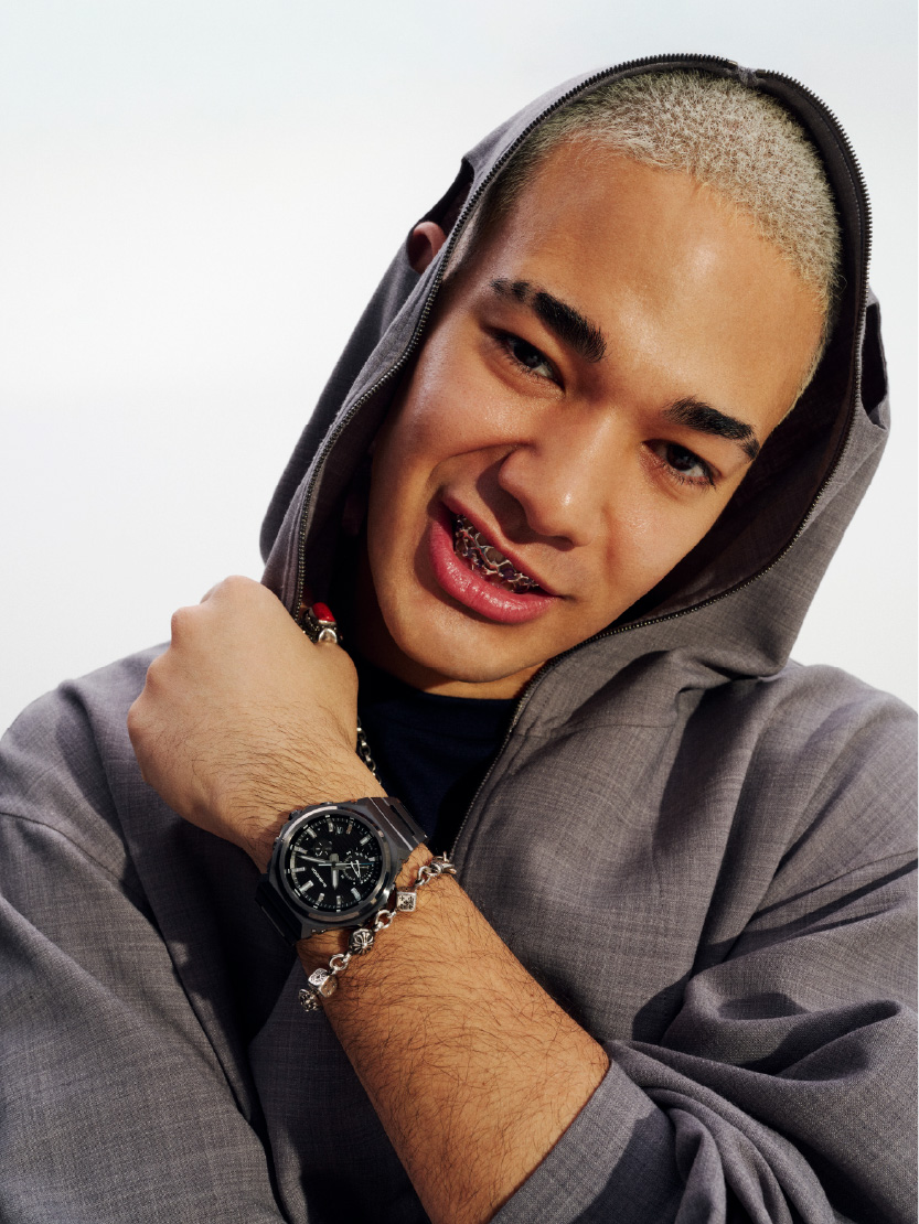 一名男子的手腕上戴着一款G-SHOCK GST-B1000BD-1A手表。