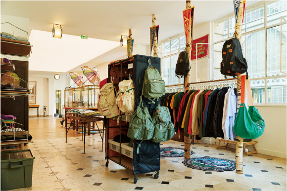 一张 "文字、声音、颜色和形状 "巴黎专卖店的照片。