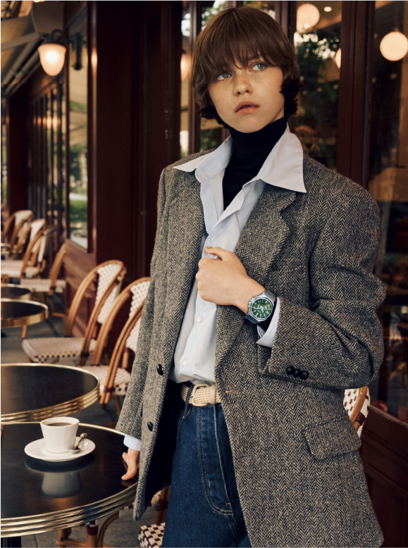 咖啡馆里穿着时尚服装和 G-SHOCK 的人。