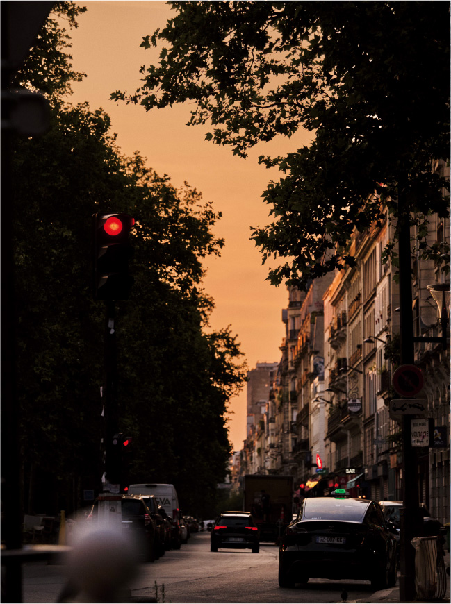  夕阳下的城市街道，车水马龙。