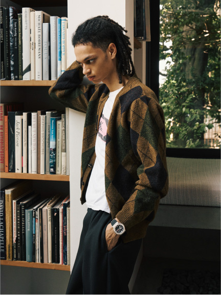 图书馆里穿着休闲装和 G-SHOCK 的人。