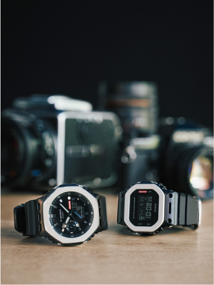  表面显示两个 G-SHOCK 型号。