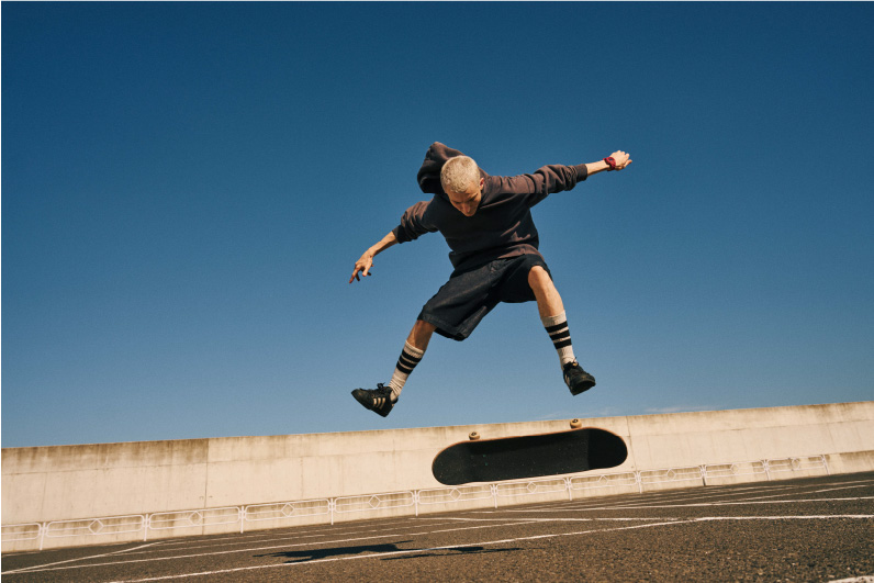 滑板运动员佩戴运动 G-SHOCK。