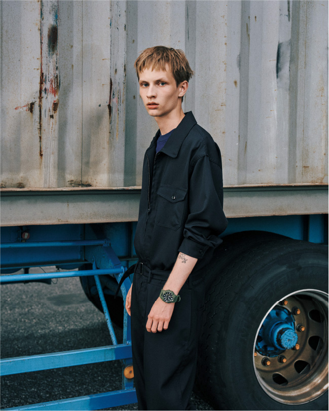 站在卡车旁的人佩戴坚固耐用的 G-SHOCK。