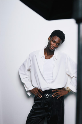  身穿白色运动衫的人在随意摆姿势。