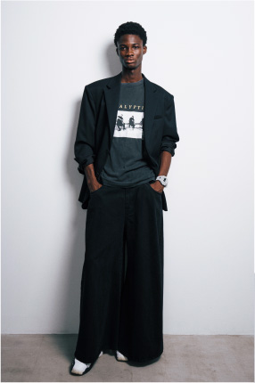 身穿现代街头服饰和 G-SHOCK 的人。