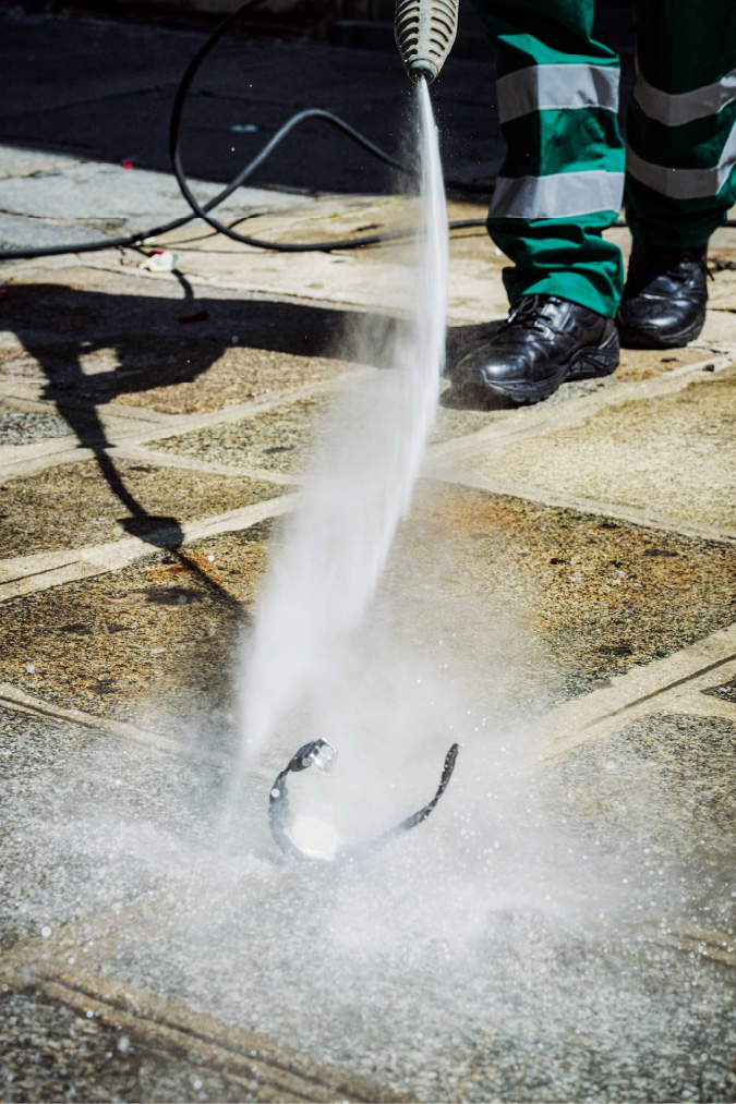 G-SHOCK 被高压水清洗机击中。