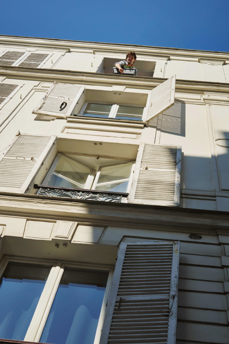 有人从公寓窗户扔下 G-SHOCK。