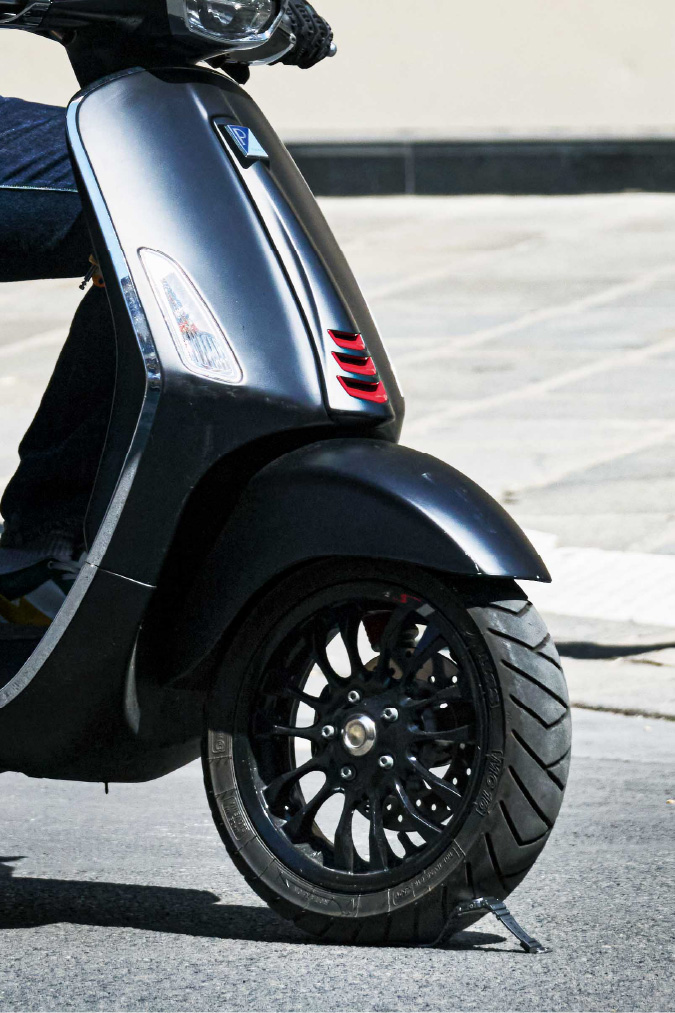 停放在地面上的踏板车与 G-SHOCK 。