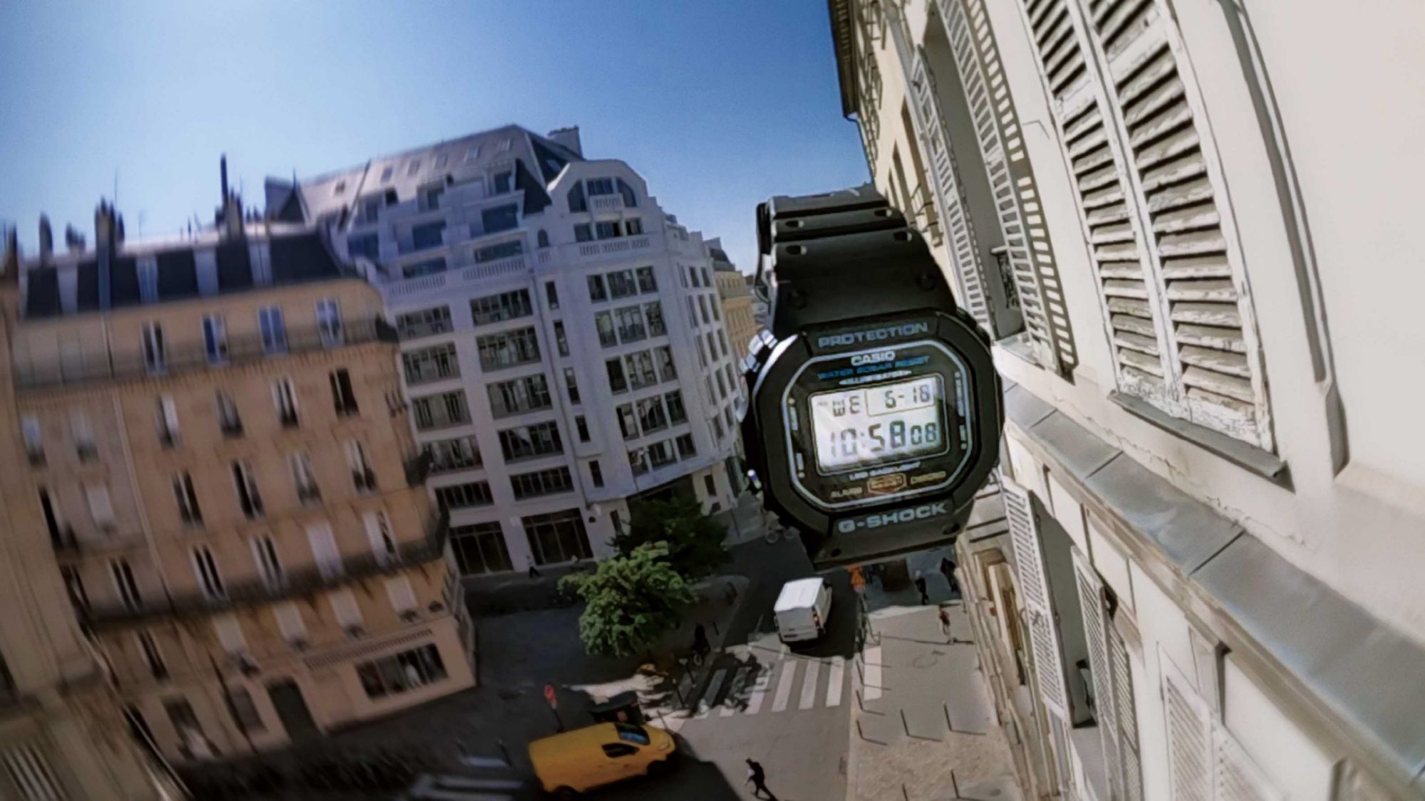 漂浮在巴黎街头的 G-SHOCK 手表，防震概念。