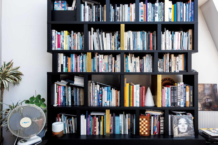 工作室空间的书架上摆满了艺术和设计书籍。