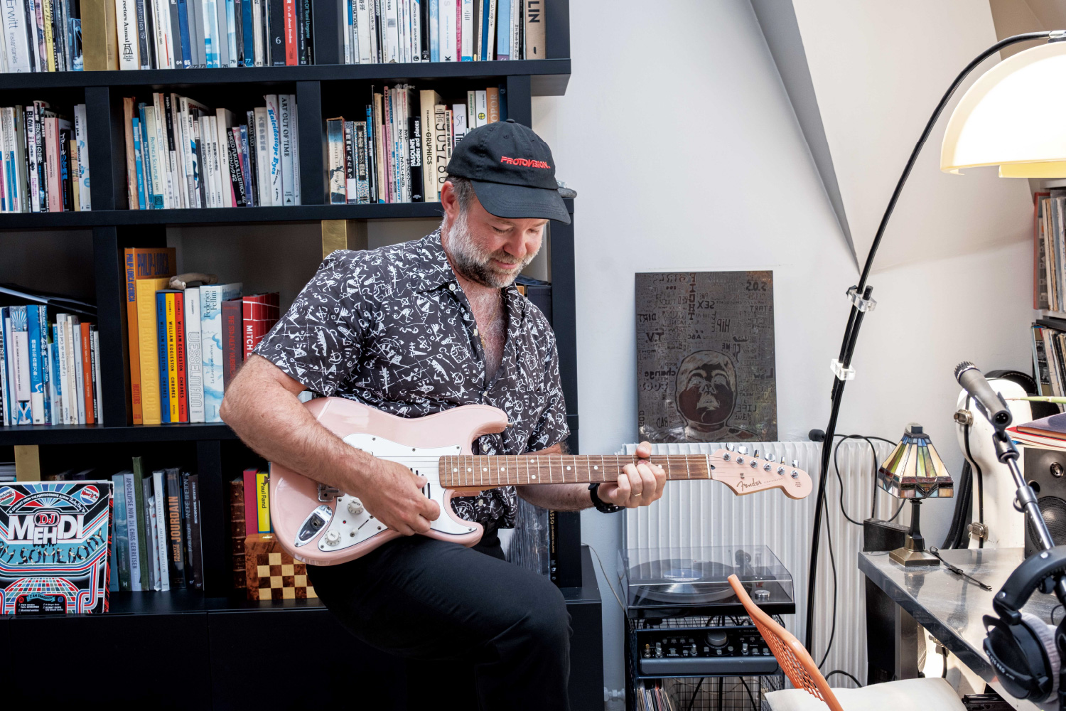 艺术总监在家庭工作室弹吉他。