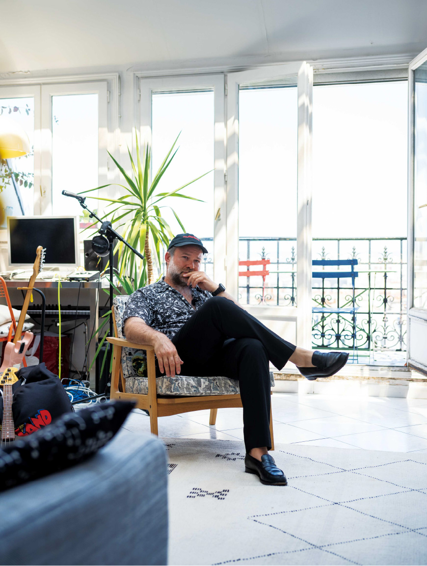 艺术总监坐在室内明亮的起居室里。