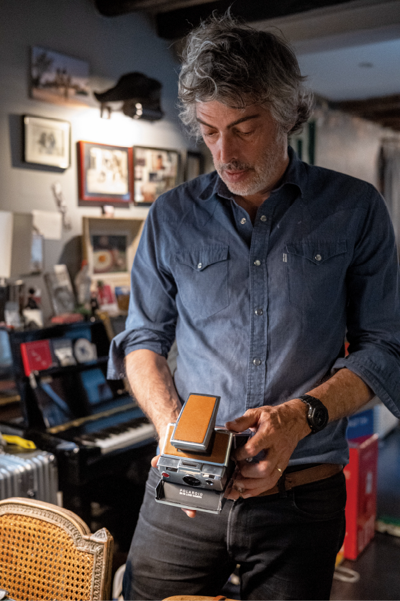 斯特凡-马内尔在工作室使用创作工具