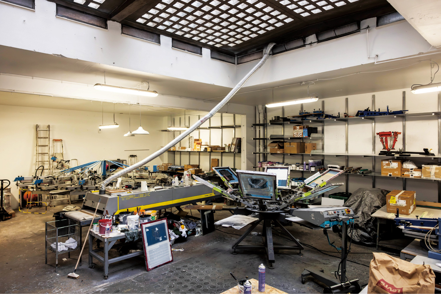 这是一张巴勃罗-阿塔尔丝网印刷工作室工作区的广角照片。