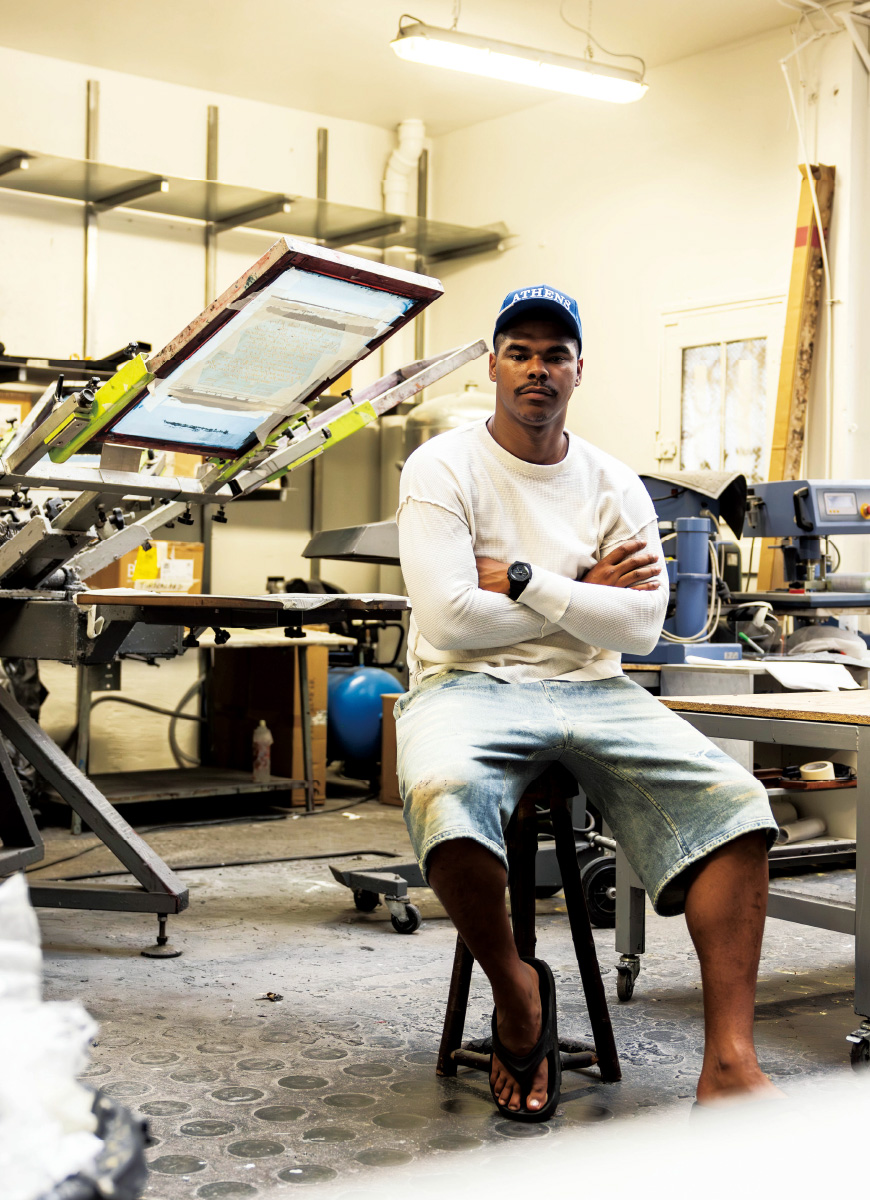 这是一张巴勃罗-阿塔尔在接受采访时坐在他的版画工作室里的照片。