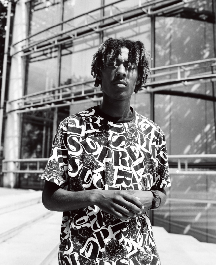 巴黎滑板运动员的肖像，在访谈部分讨论青年文化和创造力。