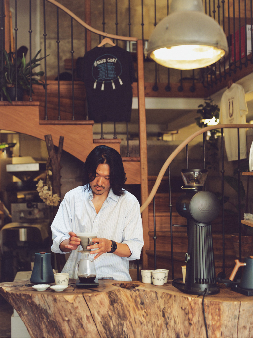 这是巴黎一家特色咖啡店 Dreamin Man 的咖啡师准备咖啡的照片。