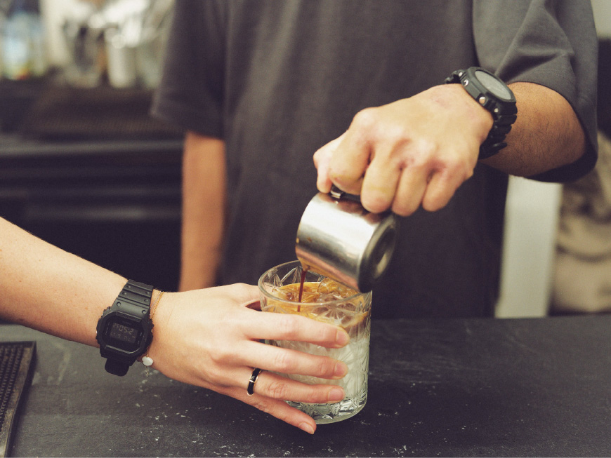 这是一张巴黎 Bonjour Jacob 咖啡馆柜台正在调制饮料的照片。