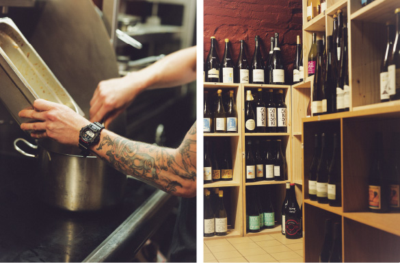 这是一张巴黎 Bambino 咖啡馆内陈列葡萄酒和特色食品的货架照片。