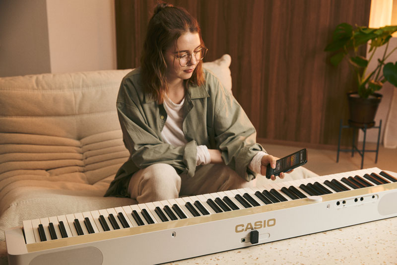 一个人连接钢琴和智能手机的图像。