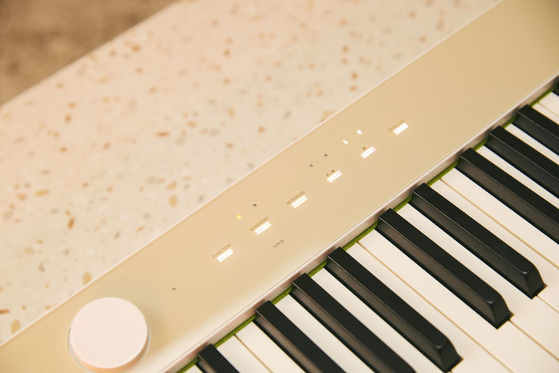 MELLOW BEIGE 颜色的特写图像