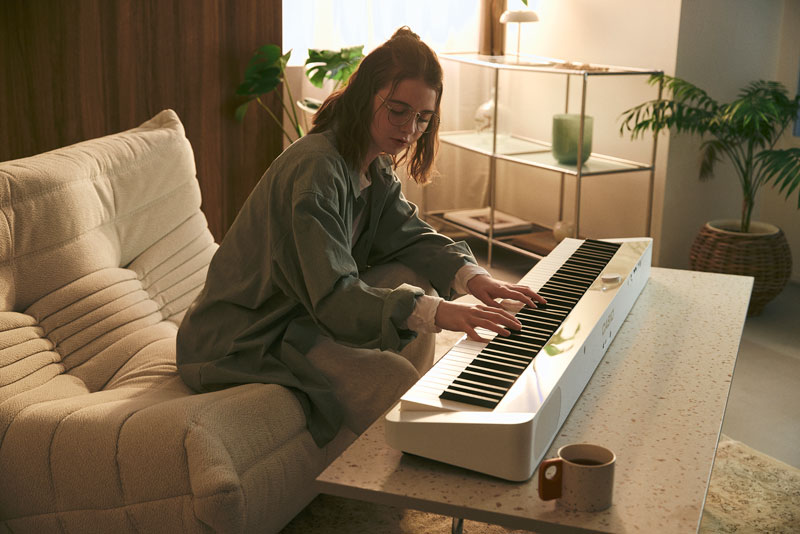 一个人在矮桌上弹钢琴的画面