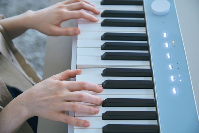 一个人的手在弹钢琴的图像